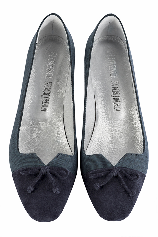 Navy blue women's dress pumps, with a knot on the front. Round toe. Low flare heels. Top view - Florence KOOIJMAN